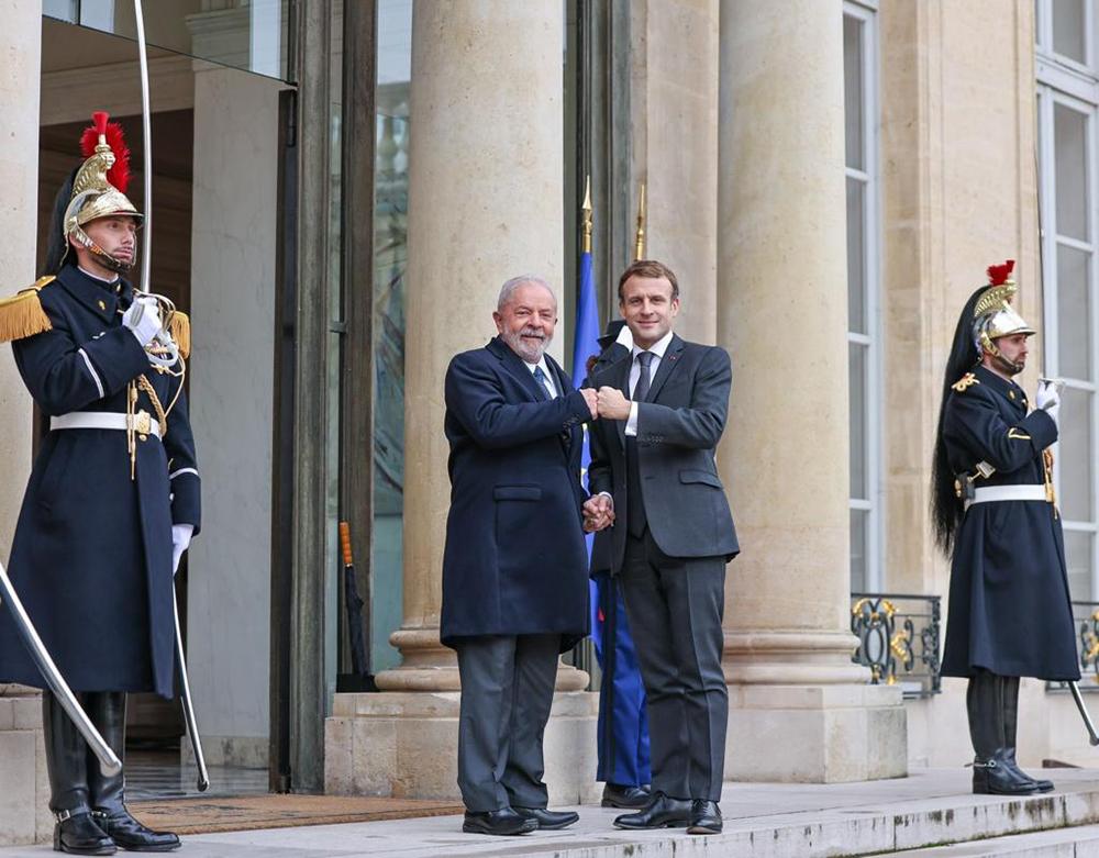 Ex-presidente Lula é recebido por Macron no Palácio do Eliseu com protocolo de chefe de Estado em 17 de novembro