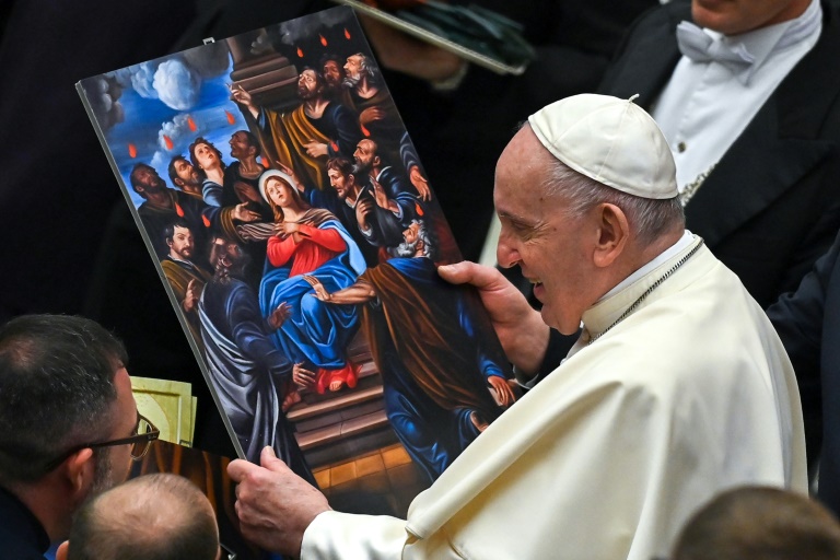 O Papa Francisco recebe um presente de um participante durante a audiência geral semanal em novembro de 2021