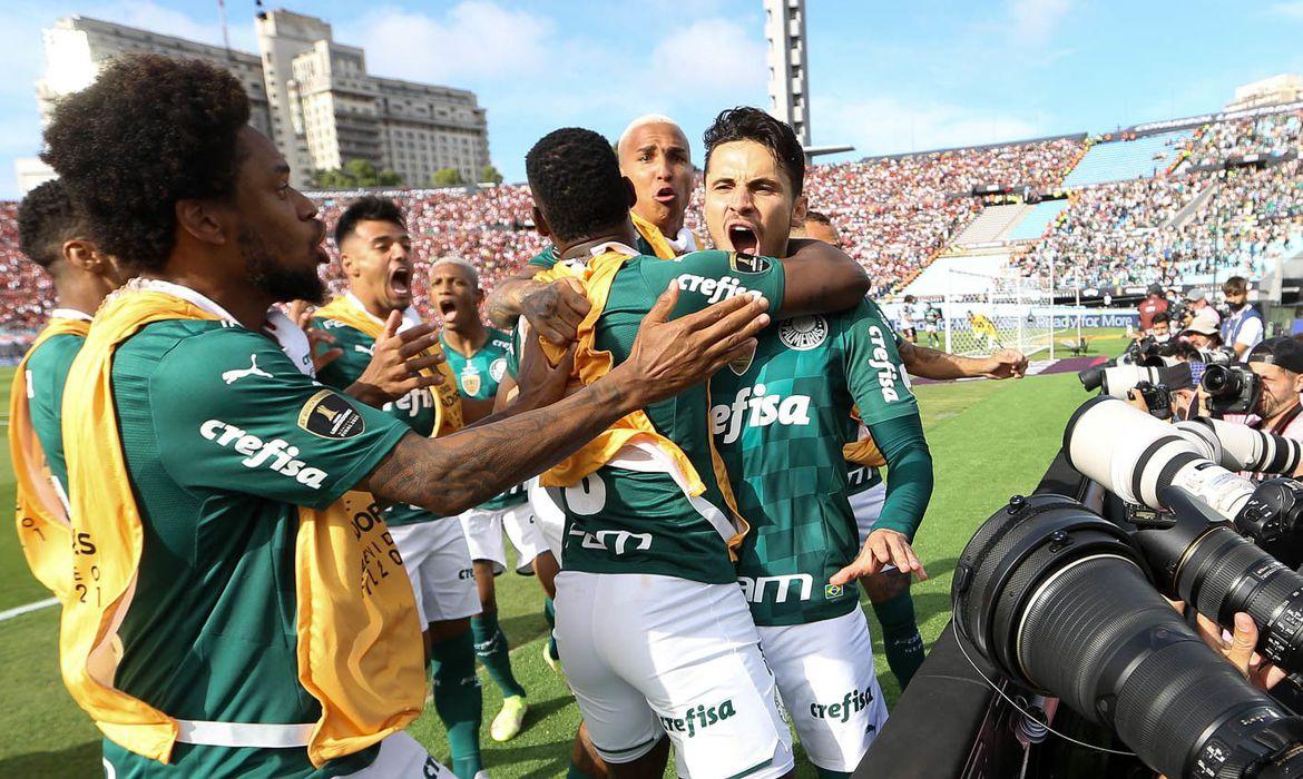 O Alviverde fez 2 a 1 no Flamengo no estádio Centenário, em Montevidéu, no Uruguai, na tarde deste sábado (27)