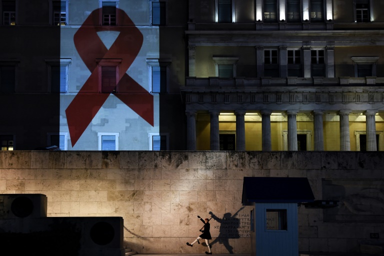 O Parlamento grego é decorado com imagem de uma fita vermelha, durante o Dia Mundial de Combate à Aids, em 1 de dezembro de 2016