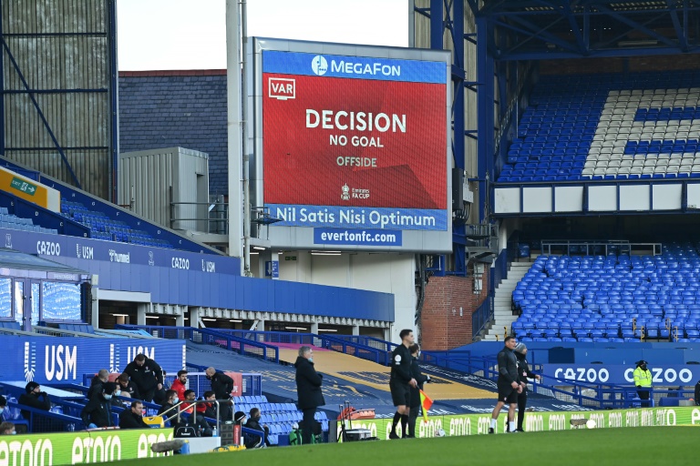 Um gol é anulado por impedimento após a consulta ao VAR durante o jogo Everton x Rotherham United em Goodison Park em 9 de janeiro de 2021