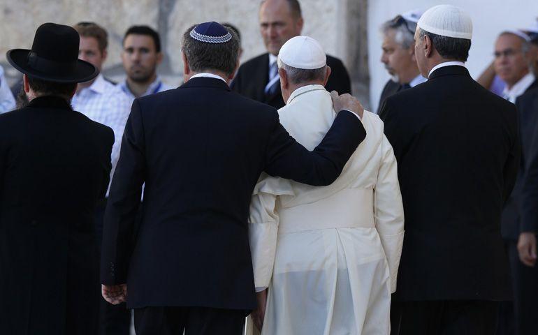 O rabino argentino Abraham Skorka abraça o Papa Francisco na saída depois de orar no Muro das Lamentações de Jerusalém em 2014. À direita está Omar Abboud, um líder muçulmano da Argentina
