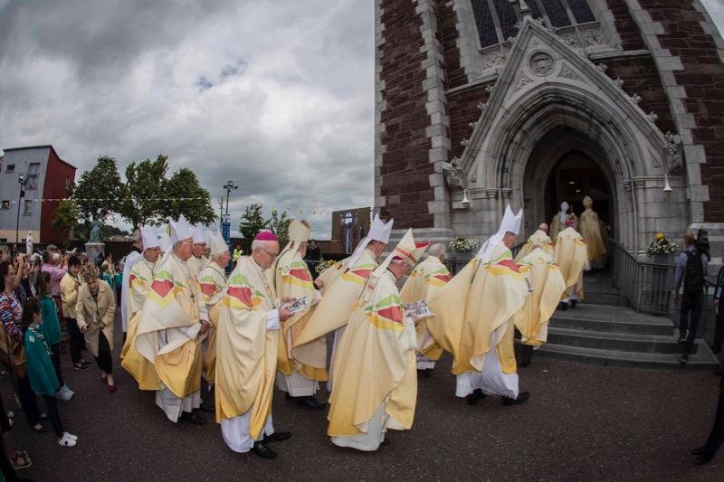 Sínodo abre 'uma nova forma de ser igreja'. Os bispos entram na Catedral de Santa Maria e Santa Ana, em Cork.