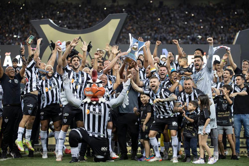 O capitão Réver levanta o segundo troféu de campeão brasileiro do Atlético-MG