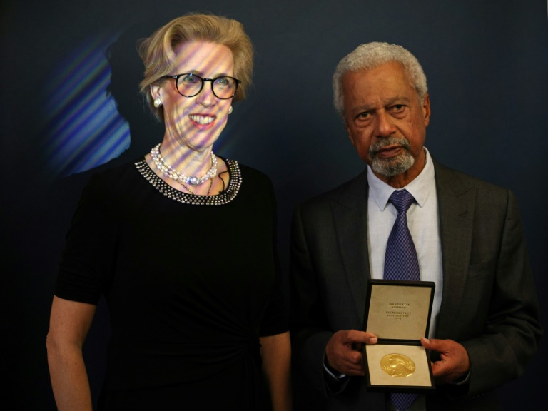 O romancista britânico Abdulrazak Gurnah (R) posa com sua medalha Nobel com a embaixadora sueca Mikaela Kumlin Granit na residência do embaixador sueco em Londres em 6 de dezembro de 2021