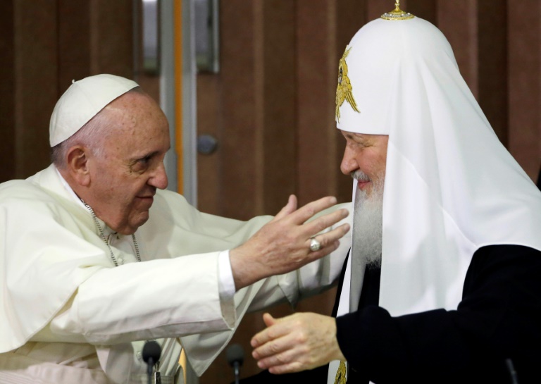 (Arquivo) O encontro entre o papa Francisco (esq.) e o patriarca Cirilo, líder da igreja ortodoxa russa, em Havana, Cuba, em 12 de fevereiro de 2016