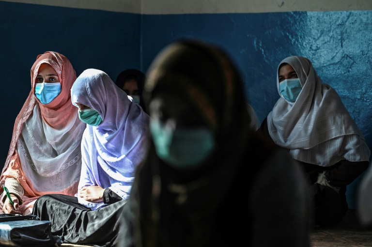 Mulheres assistem aula na escola Noorania, na cidade de Sharan, na província afegã de Paktika, em 16 de novembro de 2021