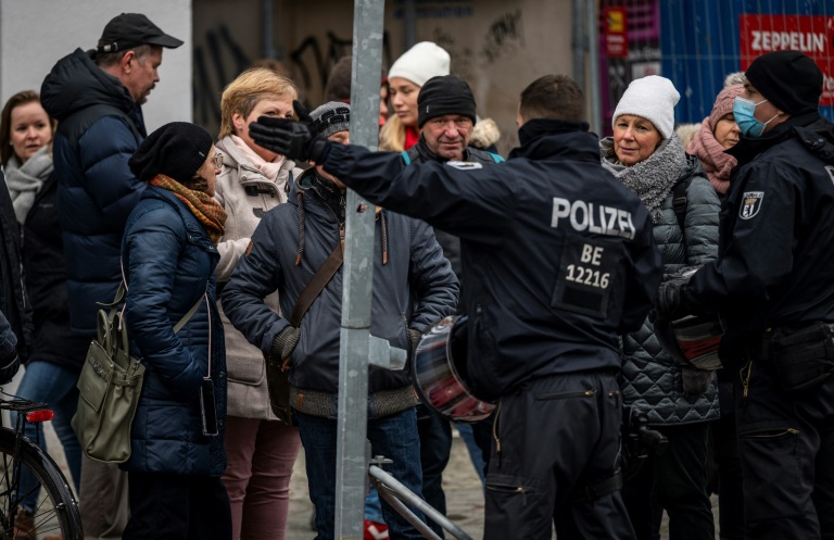 Polícia bloqueia passagem de manifestantes após a proibição de protestos contra as medidas contra o coronavírus em 4 de dezembro de 2021 em Berlim