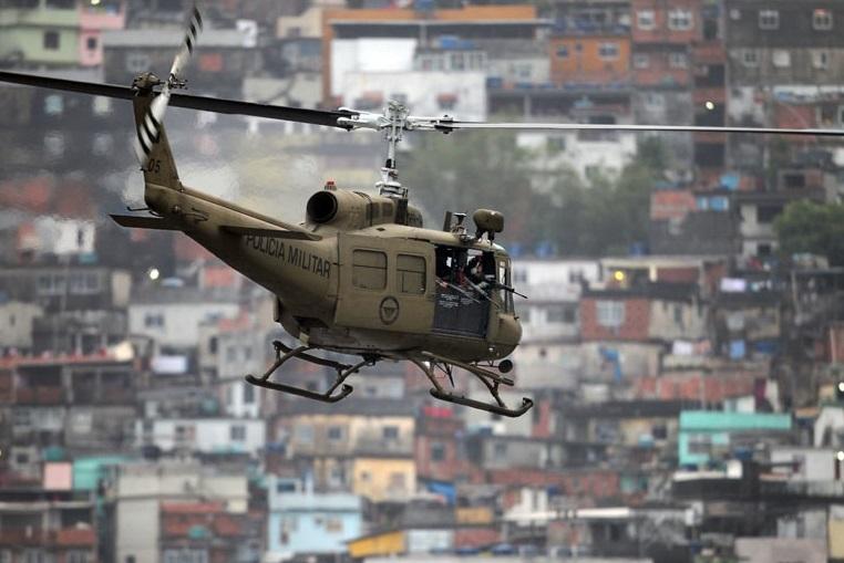 Polícia sobrevoa a Favela da Rocinha, no Rio de Janeiro