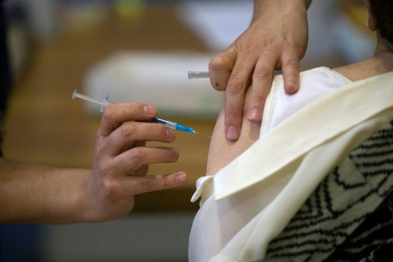 Uma senhora idosa recebe uma terceira dose de reforço da vacina Astrazeneca contra Covid-19 em um centro de vacinação em Santiago, em 11 de agosto de 2021