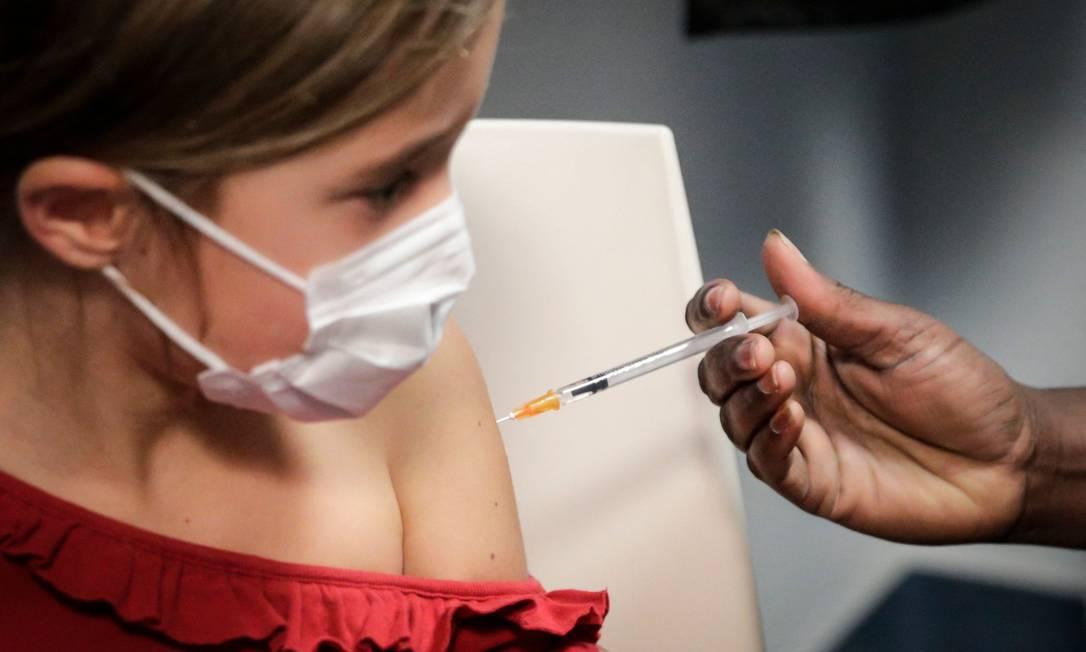Menina recebe vacina contra Covid-19 na França