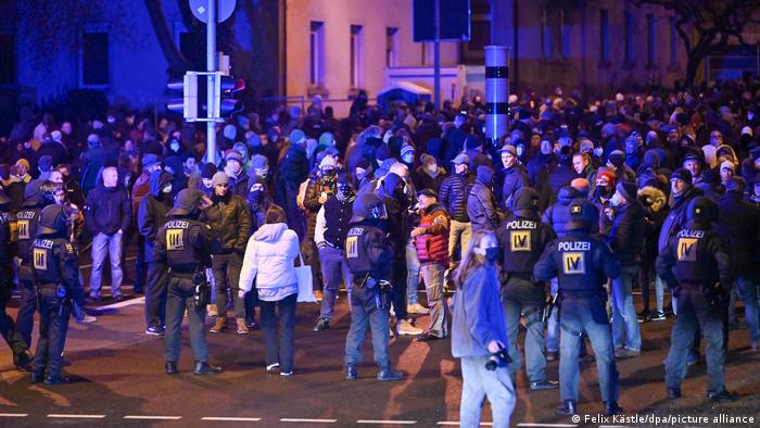 Estados do leste concentram maiores protestos, e ao menos dez policiais ficam feridos na Saxônia