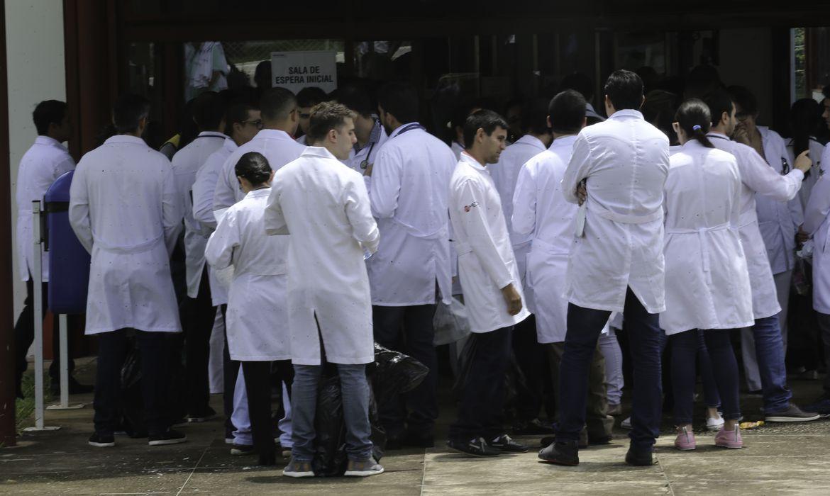 Mais Médicos atingiu seu auge em 2015, ano em que nele atuavam 18,2 mil profissionais - 11,4 mil deles cubanos