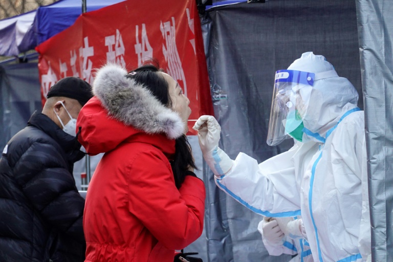 Profissional da saúde aplica teste de detecção do coronavírus em Xi'an, na província chinesa de Shaanxi, no norte do país, em 29 de dezembro de 2021
