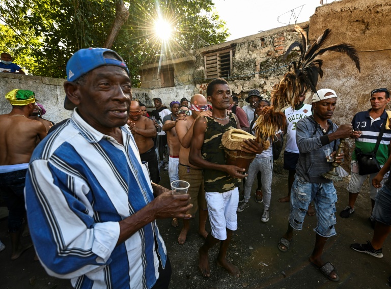 Grupo de iniciados da sociedade secreta religiosa conhecida como Abacuá (ou Nanigo) participam da cerimônia de juramento de Efi Barondi Cama, no bairro de Simpson, em Matanzas, Cuba, em 26 de dezembro de 2021