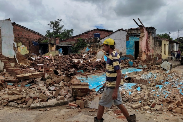 Homem caminha em meio a casas destruídas por uma inundação em Itambé, após semanas de chuvas fortes na Bahia, em 29 de dezembro de 2021