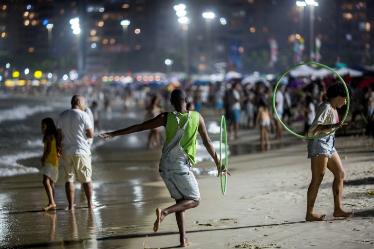 Pessoas aguardam a chegada do Ano Novo na praia de Copacabana, zona sul do Rio de Janeiro, em 31 de dezembro de 2021
