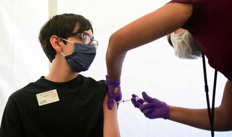 (Arquivo) Adolescente recebe dose de vacina anticovid em Los Angeles, EUA, em 13 de maio de 2021