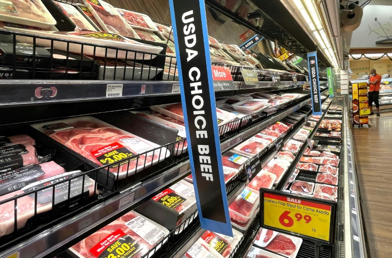 Os preços da carne de qualidade intermediária em um supermercado de Los Angeles em 11 de novembro de 2021