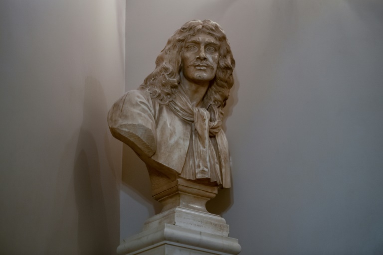 Foto tirada em 14 de dezembro de 2021 mostr ao busto de Molière na Comédia Francesa em Paris