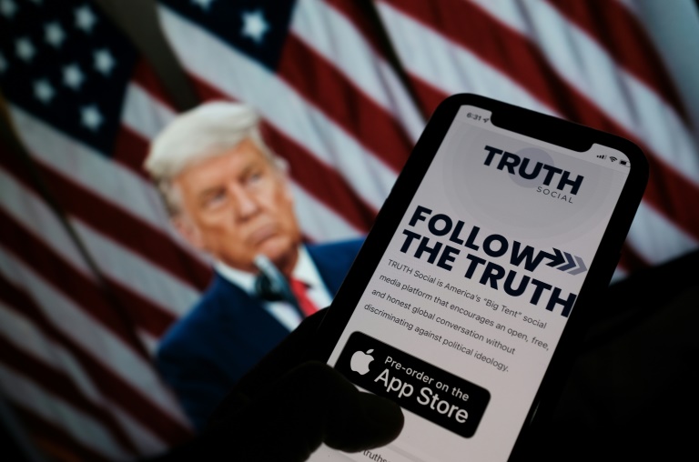Ilustração mostra uma pessoa buscando na App Store em um smartphone a 'Truth Social