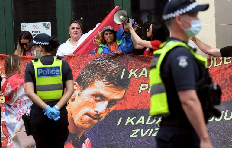 Fãs com cartazes do tenista Novak Djokovic em frente ao centro onde o atleta está retido, em 7 de janeiro de 2022