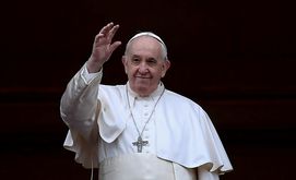 O papa Francisco acena para os fiéis na Praça de São Pedro, Vaticano, em 25 de dezembro de 2021 (Filippo MONTEFORTE/AFP)
