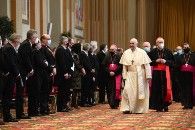 O Papa Francisco caminha perto de diplomatas credenciados junto à Santa Sé durante uma audiência na Sala das Bênçãos do Vaticano em 8 de fevereiro de 2021 ((CNS/Vatican Media))