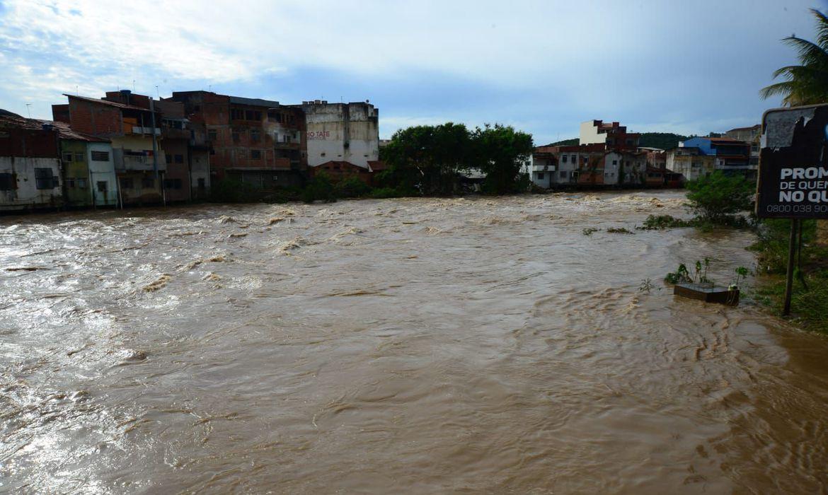 Condições meteorológicas continuam favoráveis a chuva e temporais em Minas Gerais