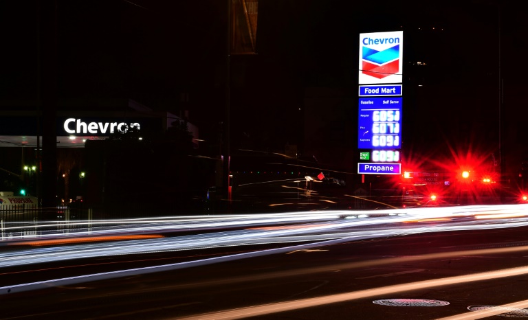 Preços de um posto de gasolina em Los Angeles, em 10 de dezembro de 2021