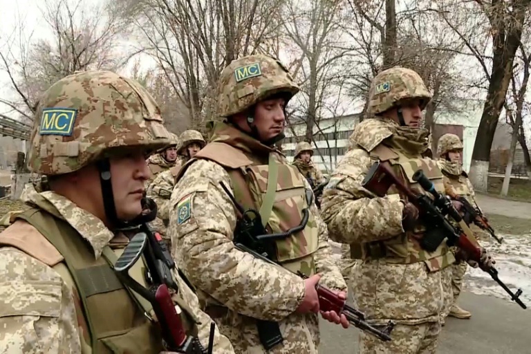 Foto feita e fornecida pelo ministério russo da Defesa, em 12 de janeiro de 2022, de soldados do OSTC em Almaty
