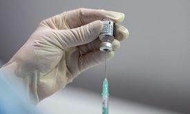 A vacina apresenta benefícios específicos, podendo ser aplicada em doses mais baixas e sem a necessidade de imunizações seguidas (Thomas Lohnes/ AFP)