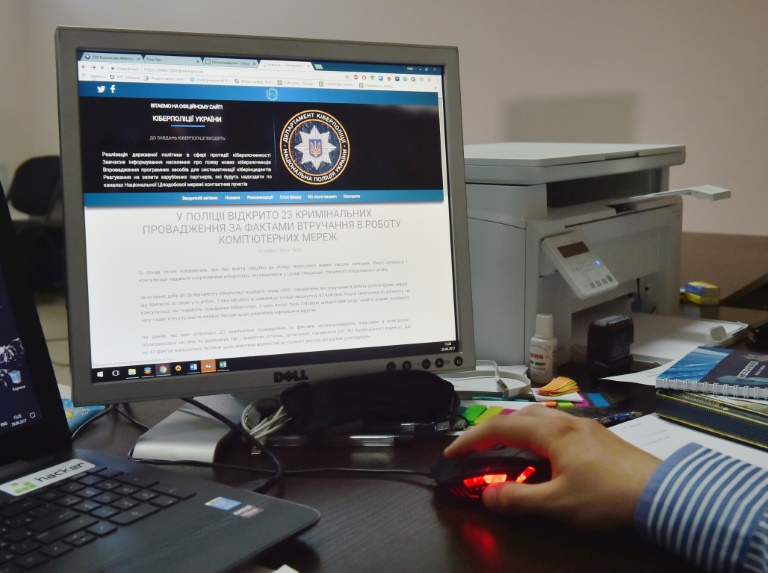 (Arquivo) Agente da unidade de segurança cibernética ucraniana em Kiev, em 29 de junho de 2017
