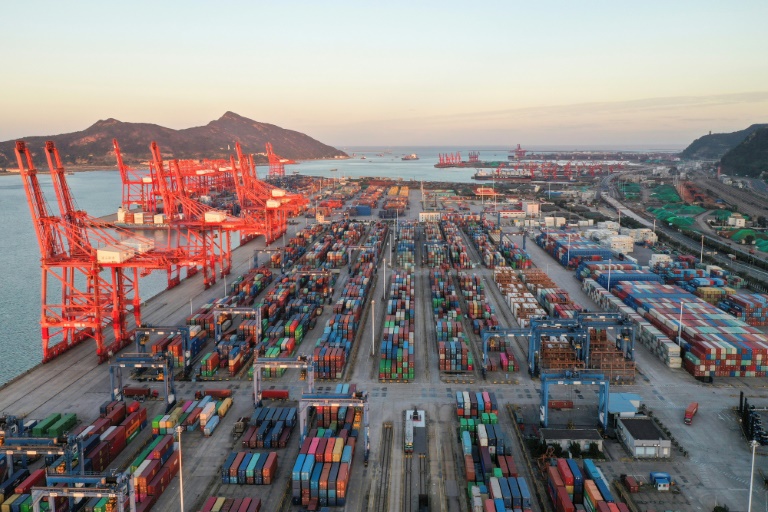Centenas de contêineres se empilham na zona de carga e descarga do porto de Lianyungang, em 12 de outubro de 2022, no leste da China