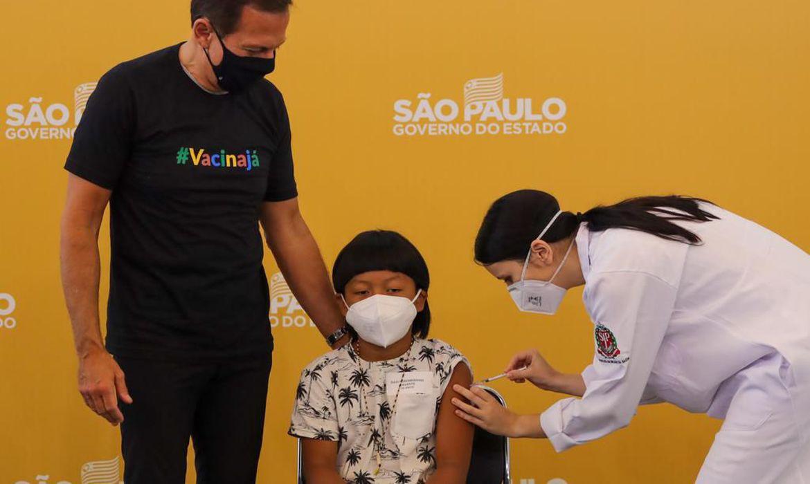 Em ato simbólico, xavante de 8 anos de Piracicaba recebeu imunizante.