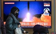 Tela de televisão em estação ferroviária em Seul exibe imagens de 17 de janeiro de 2022 de lançamento de projétil pela Coreia do Norte (Jung Yeon-je/AFP)