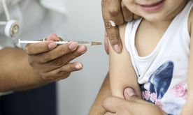 Criança se vacinando (ABr)