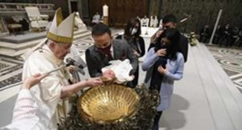 Papa Francisco batizou 16 crianças na capela Sistina neste domingo, 9. (Vatican Media)