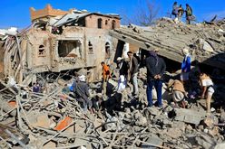 Yemeníes inspeccionan el daño caso por los ataques aéreo de la coalición internacional contra los rebeldes hutíes en la capital Saná, el 18 de enero de 2022 (MOHAMMED HUWAIS/AFP)
