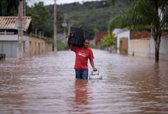 De acordo com dados mais recentes da Defesa Civil de Minas Gerais, há 55.248 pessoas desabrigadas. (Douglas Magno/ AFP)