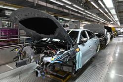 Carros novos em linha de montagem na fábrica da BMW em Munique, na Alemanha, em 22 de outubro de 2021 (Christof STACHE/AFP)