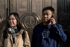 O advogado chinês Xie Yang e Xu Yan, mulher do ativista Yu Wensheng, em 31 de outubro de 2019, na corte da cidade chinesa de Xuzhou (NICOLAS ASFOURI/AFP)
