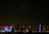 Drones iluminam o céu de Doha, capital do Catar, em 21 de novembro de 2021 (Patrick Baz/AFP)