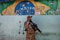 Policial durante operação na comunidade do Jacarezinho, no Rio de Janeiro, em 19 de janeiro de 2022 (Carl DE SOUZA/AFP)
