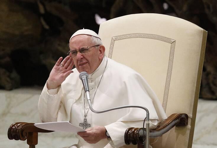 O Papa Francisco coloca a mão no ouvido depois de pedir uma resposta da multidão durante sua audiência geral na sala Paulo VI no Vaticano em 1º de fevereiro