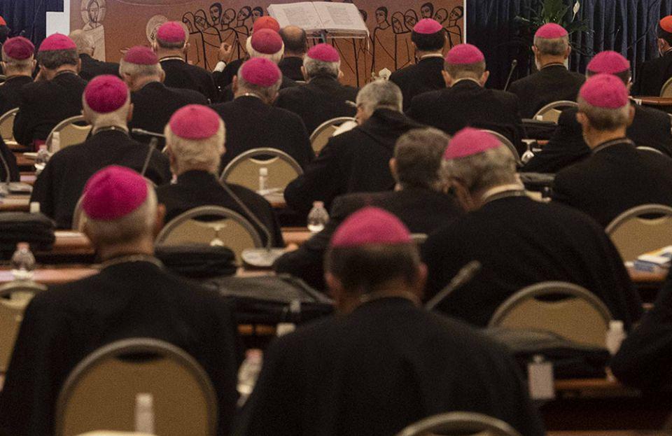 Bispos italianos participam de reunião em Roma em 22 de novembro de 2021.