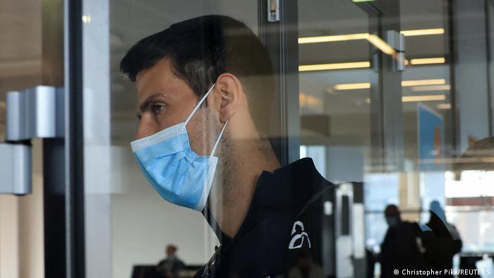 O tenista sérvio Novak Djokovic desembarca do avião no aerporto de Dubai, em 17 de janeiro de 2022, após ser deportado da Austrália