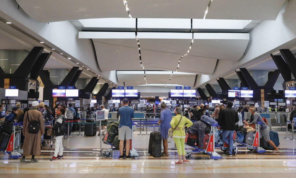 Aeroporto em Joanesburgo: vários passageiros bloqueados após descoberta de variante