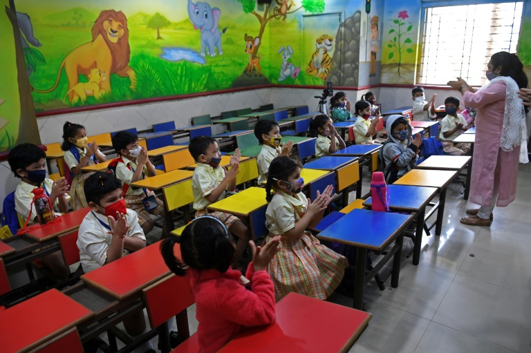 Alunos em sala de aula numa escola em Mumbai, em 24 de janeiro de 2022, após a reabertura de escolas indianas