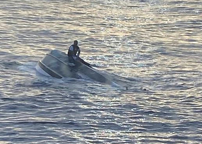 Foto divulgada pela Guarda Costeira dos Estados Unidos mostra embarcação que naufragou a 70 km da enseada de Fort Pierce, Flórida